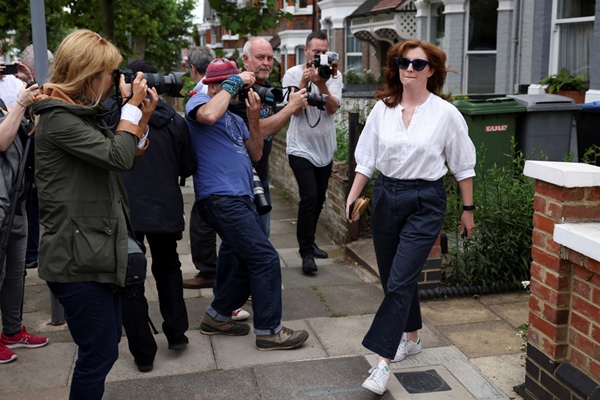 Vụ Bộ trưởng Y tế Anh ngoại tình với nữ trợ lý: Vợ cùng kẻ thứ 3 xuất hiện công khai với tâm trạng trái ngược nhau-7