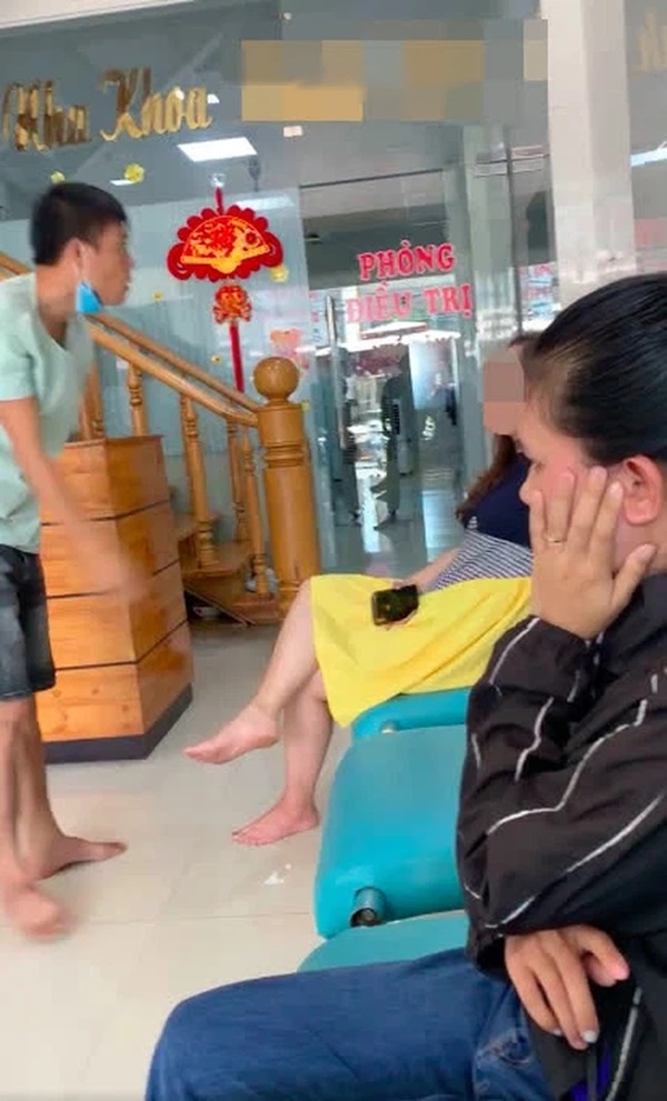 Người phụ nữ bị chủ phòng nha tát sưng mặt: Chồng mình chỉ hiền lành với người tử tế, đó là lần đầu tiên anh ấy cáu-1