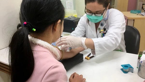 Nữ sinh 13 tuổi bị sốt nhiều tuần được phát hiện mắc ung thư gan vì thường xuyên tiêu thụ 2 loại thực phẩm luôn có sẵn trong mỗi gia đình-2