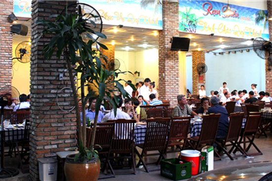 Bình Định dừng phục vụ ăn uống tại chỗ, không tụ tập từ 10 người trở lên