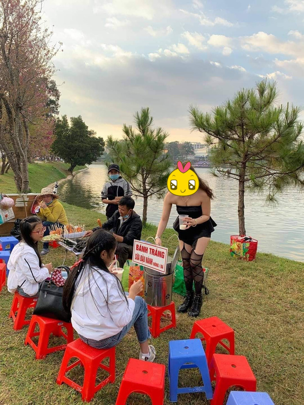 Xôn xao hình ảnh chủ quán bán sữa đậu nành khoe ngực trễ nải ở Đà Lạt, trang phục quá sexy làm dân mạng tranh cãi dữ dội-5