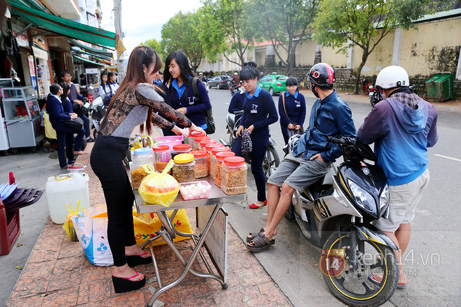 Xôn xao hình ảnh chủ quán bán sữa đậu nành khoe ngực trễ nải ở Đà Lạt, trang phục quá sexy làm dân mạng tranh cãi dữ dội-7