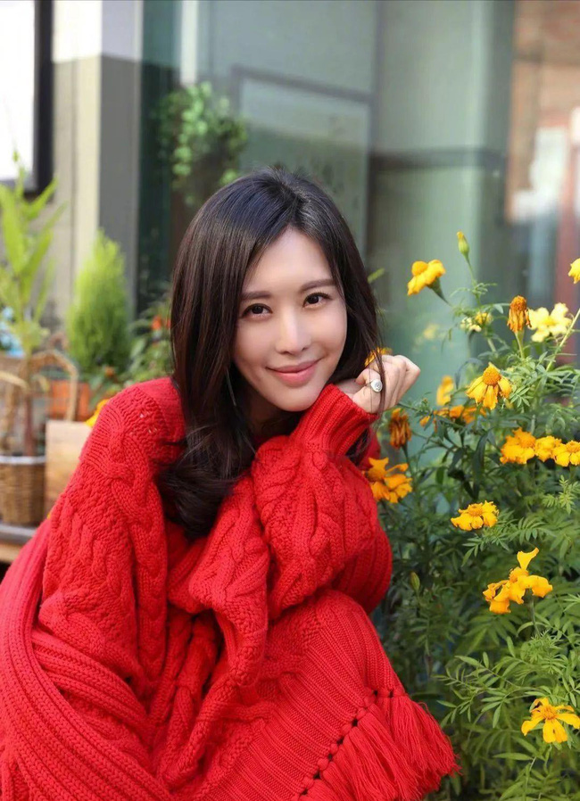 Đưa chồng bước vào hàng tỷ phú, vợ bị đá” trắng trợn vì người thứ ba bằng tuổi con, bà dùng 9 từ ngắn ngủi bóc trần bộ mặt kẻ giả dối cực gắt!-4