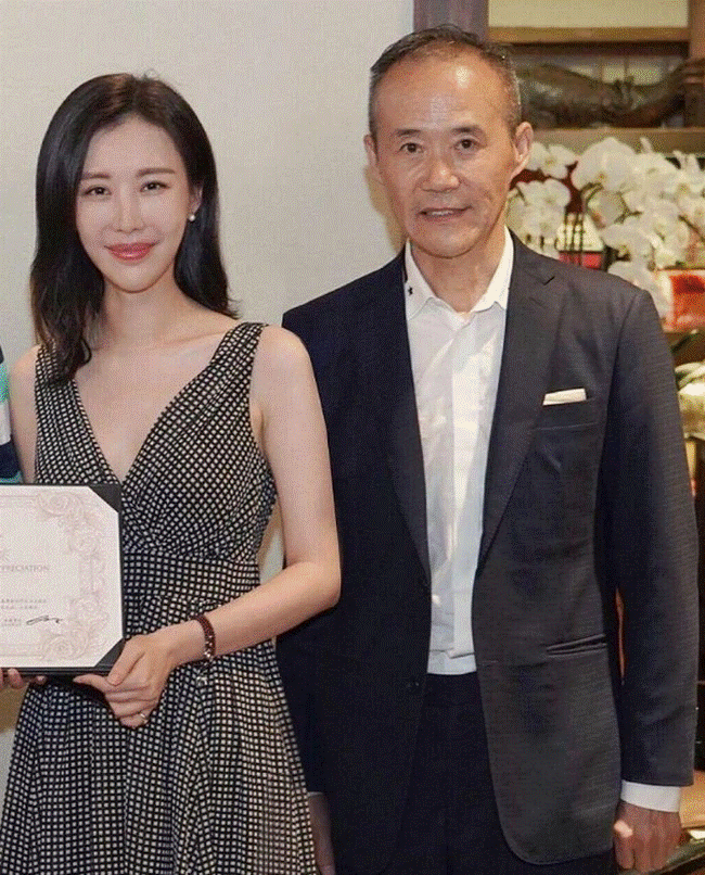 Đưa chồng bước vào hàng tỷ phú, vợ bị đá” trắng trợn vì người thứ ba bằng tuổi con, bà dùng 9 từ ngắn ngủi bóc trần bộ mặt kẻ giả dối cực gắt!-6