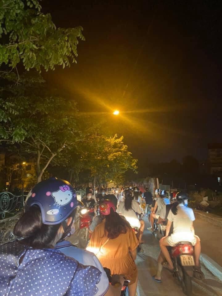 Hà Nội nới lỏng, hồ Tây đông nghịt người, đường phố tắc cứng dù gần nửa đêm-1