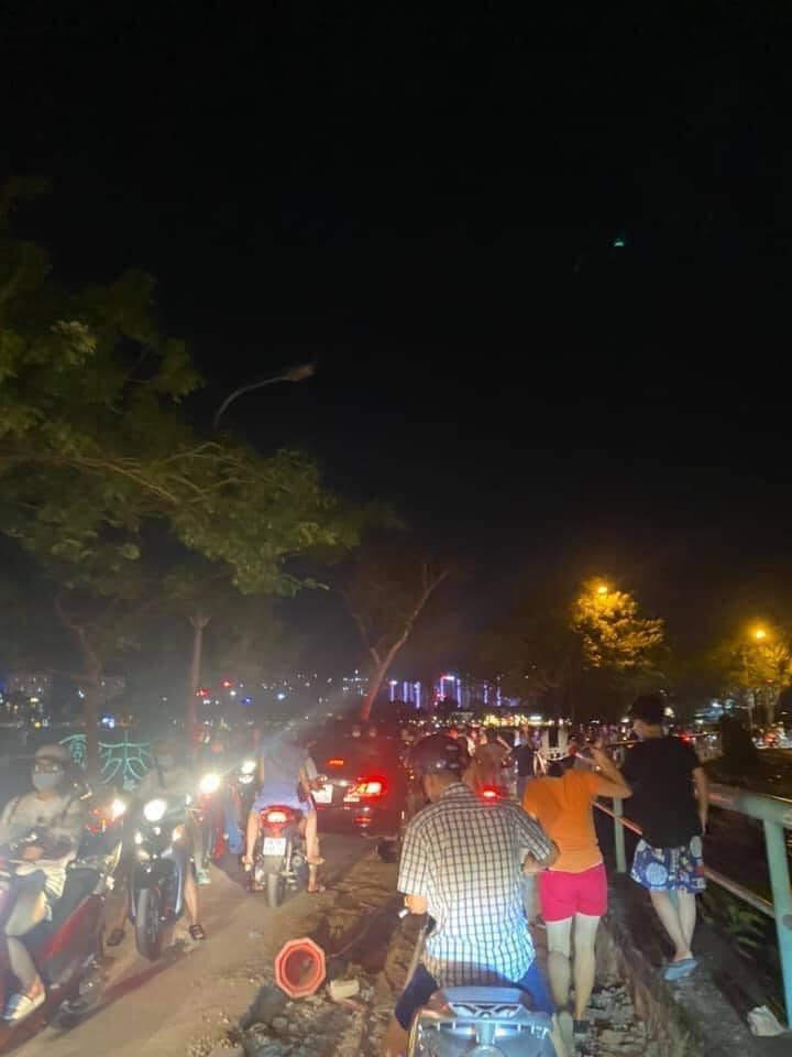 Hà Nội nới lỏng, hồ Tây đông nghịt người, đường phố tắc cứng dù gần nửa đêm-2
