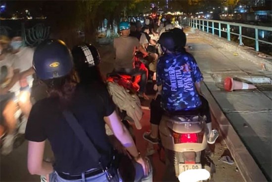 Hà Nội nới lỏng, hồ Tây đông nghịt người, đường phố tắc cứng dù gần nửa đêm