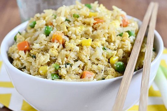 Mách chị em cách làm cơm chiên không tinh bột vừa ngon vừa healthy: Ăn bao nhiêu cũng không sợ tăng cân