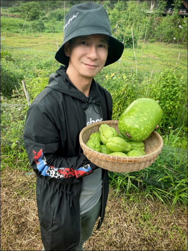 Tránh dịch, vợ chồng Lý Hải - Minh Hà lên Đà Lạt thu hoạch rau củ, nhìn nông trại xanh mướt mà ai cũng mê-7