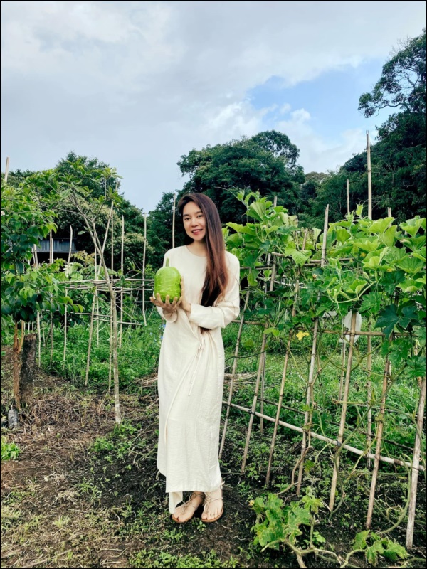 Tránh dịch, vợ chồng Lý Hải - Minh Hà lên Đà Lạt thu hoạch rau củ, nhìn nông trại xanh mướt mà ai cũng mê-4