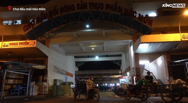 Chợ đầu mối Hóc Môn tạm dừng mua bán trực tiếp sau khi phát hiện 19 F0, tiểu thương ùn ùn đẩy hàng ra ngoài trước giờ đóng cửa-1