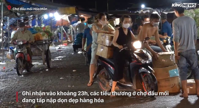 Chợ đầu mối Hóc Môn tạm dừng mua bán trực tiếp sau khi phát hiện 19 F0, tiểu thương ùn ùn đẩy hàng ra ngoài trước giờ đóng cửa-2