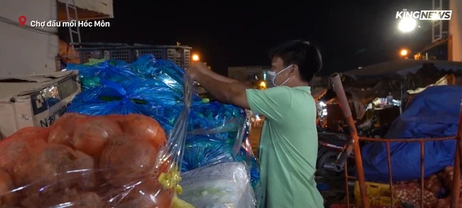 Chợ đầu mối Hóc Môn tạm dừng mua bán trực tiếp sau khi phát hiện 19 F0, tiểu thương ùn ùn đẩy hàng ra ngoài trước giờ đóng cửa-3