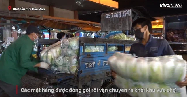 Chợ đầu mối Hóc Môn tạm dừng mua bán trực tiếp sau khi phát hiện 19 F0, tiểu thương ùn ùn đẩy hàng ra ngoài trước giờ đóng cửa-4