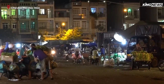 Chợ đầu mối Hóc Môn tạm dừng mua bán trực tiếp sau khi phát hiện 19 F0, tiểu thương ùn ùn đẩy hàng ra ngoài trước giờ đóng cửa-5