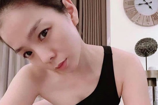 Lệ Quyên tiếp tục chụp ảnh lộ cả khe ngực và vòng 1 