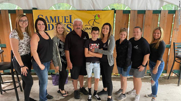 Đi ăn hết 850.000 đồng, khách hàng để lại tiền tip gần 400 triệu đồng cho nhân viên và cái kết gây tranh cãi-4