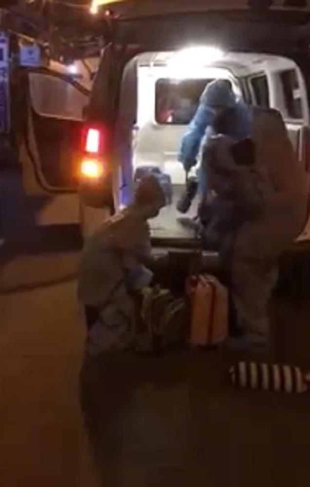 Nhói lòng khoảnh khắc em bé khóc quấy khi cùng cả nhà đi cách ly lúc nửa đêm-2