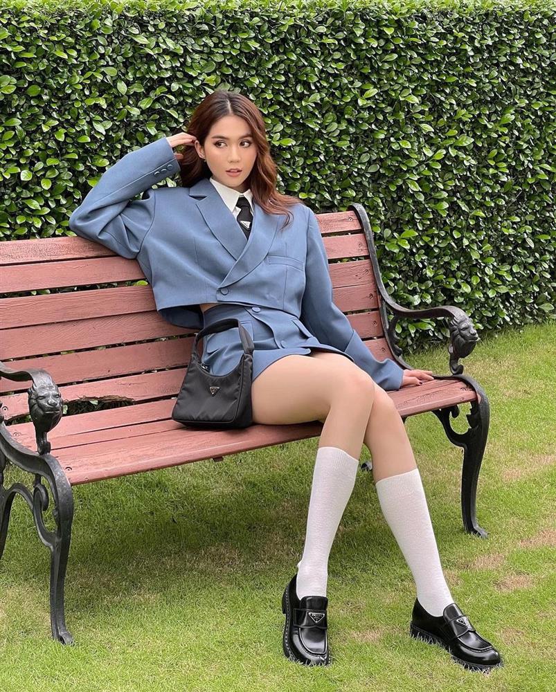 Ngọc Trinh dát hàng hiệu Prada: Người khen như nữ sinh, người chỉ tập trung vào chi tiết ỡm ờ-1