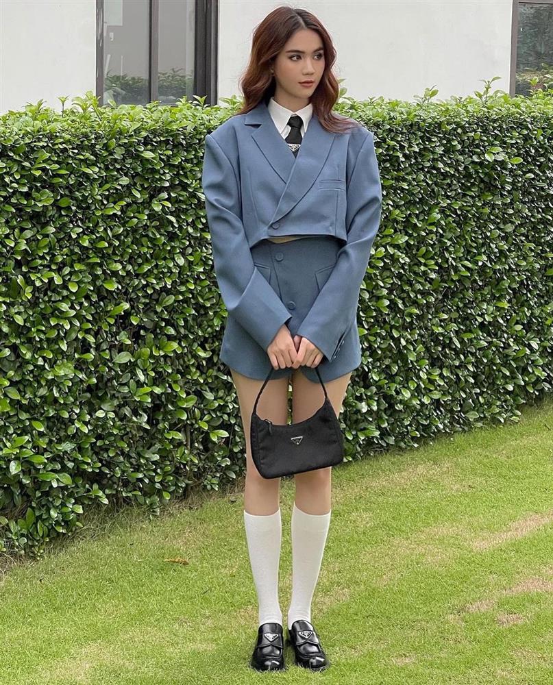 Ngọc Trinh dát hàng hiệu Prada: Người khen như nữ sinh, người chỉ tập trung vào chi tiết ỡm ờ-2