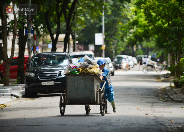 Công nhân thu gom rác bị nợ lương ở Hà Nội nghẹn ngào khi được nhiều mạnh thường quân ủng hộ: Tôi vui lắm... có hôm thức cả đêm ở lều vì sợ mất tiền-4