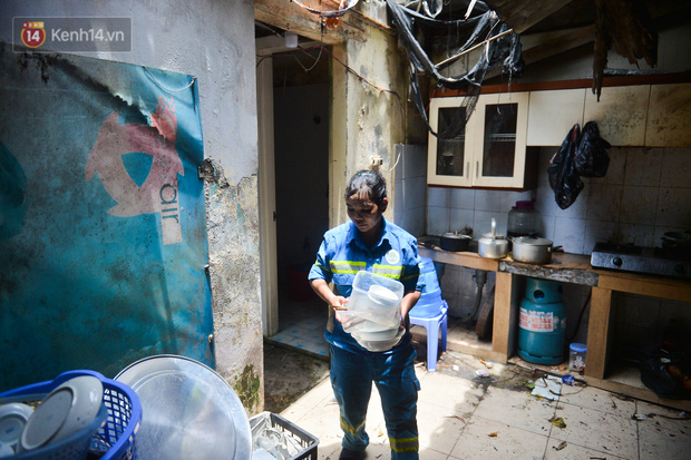 Công nhân thu gom rác bị nợ lương ở Hà Nội nghẹn ngào khi được nhiều mạnh thường quân ủng hộ: Tôi vui lắm... có hôm thức cả đêm ở lều vì sợ mất tiền-6