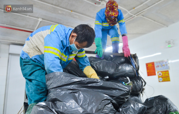 Công nhân thu gom rác bị nợ lương ở Hà Nội nghẹn ngào khi được nhiều mạnh thường quân ủng hộ: Tôi vui lắm... có hôm thức cả đêm ở lều vì sợ mất tiền-8