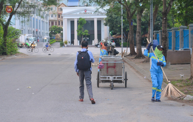 Công nhân thu gom rác bị nợ lương ở Hà Nội nghẹn ngào khi được nhiều mạnh thường quân ủng hộ: Tôi vui lắm... có hôm thức cả đêm ở lều vì sợ mất tiền-11