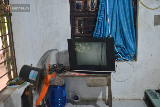 Công nhân thu gom rác bị nợ lương ở Hà Nội nghẹn ngào khi được nhiều mạnh thường quân ủng hộ: Tôi vui lắm... có hôm thức cả đêm ở lều vì sợ mất tiền-12