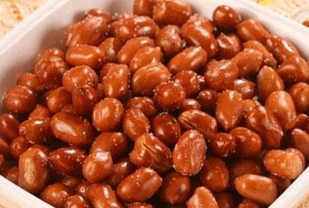 Sau khi rang lạc, nếu rắc muối trực tiếp sẽ rất sai lầm! Chỉ dùng mẹo này thôi, để càng lâu thì lạc càng giòn-1