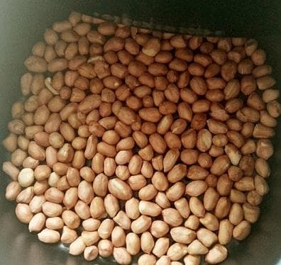 Sau khi rang lạc, nếu rắc muối trực tiếp sẽ rất sai lầm! Chỉ dùng mẹo này thôi, để càng lâu thì lạc càng giòn-3