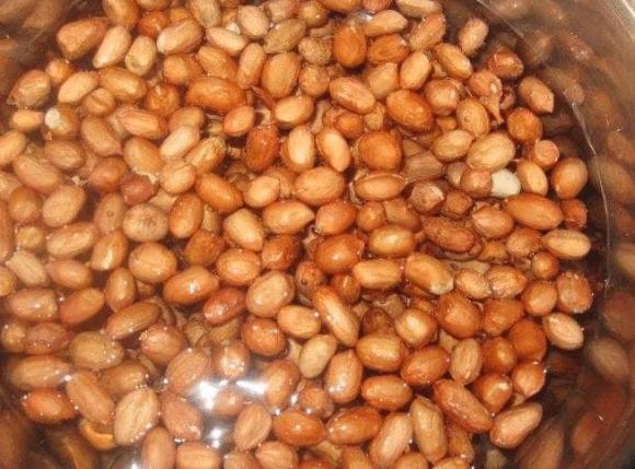 Sau khi rang lạc, nếu rắc muối trực tiếp sẽ rất sai lầm! Chỉ dùng mẹo này thôi, để càng lâu thì lạc càng giòn-4