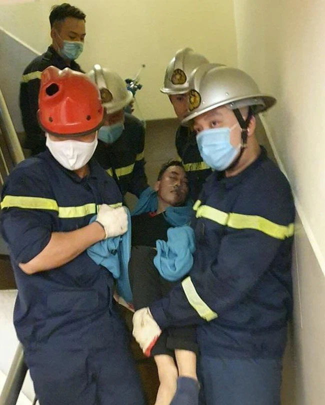 Hà Nội: Cảnh sát giải cứu nam thanh niên mắc kẹt đầu trong thang máy-1