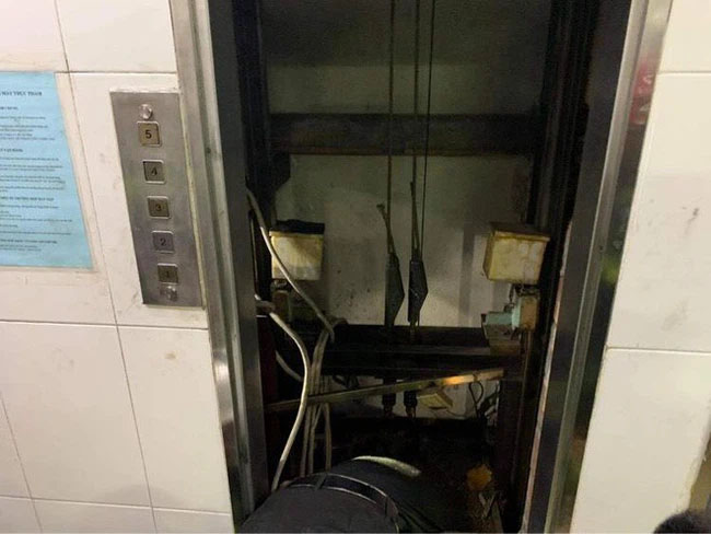 Hà Nội: Cảnh sát giải cứu nam thanh niên mắc kẹt đầu trong thang máy-2