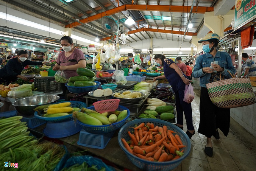 Nhiều chợ ở TP.HCM đóng cửa khiến giá rau tăng cao, hàng thịt ế ẩm-1