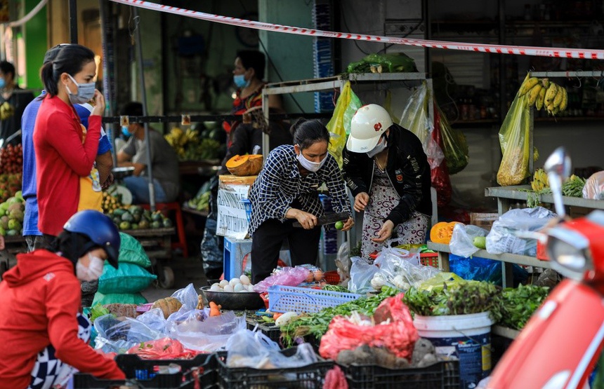 Nhiều chợ ở TP.HCM đóng cửa khiến giá rau tăng cao, hàng thịt ế ẩm-3
