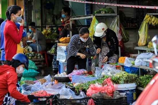 Nhiều chợ ở TP.HCM đóng cửa khiến giá rau tăng cao, hàng thịt ế ẩm