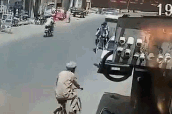 Clip: Tài xế mở cửa ô tô bất cẩn khiến 3 học sinh văng vào gầm xe tải