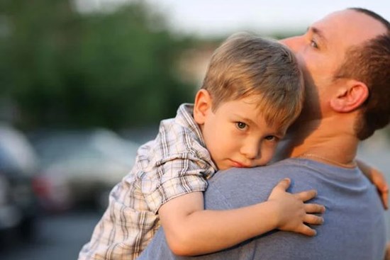 Khi gặp người lạ thái độ của con bạn thế nào? 2 phản ứng dưới đây tưởng bình thường nhưng đều đáng báo động