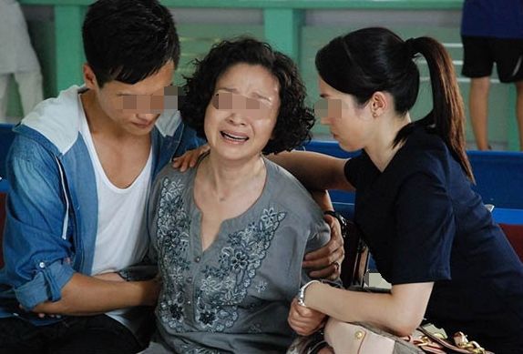 Bị đuổi khéo khi lên thăm con gái, tôi dúi vào giỏ xách của mẹ đẻ ít trái cây ăn trên đường về và sửng sốt vì mẹ chồng làm hành động khó tin này-2