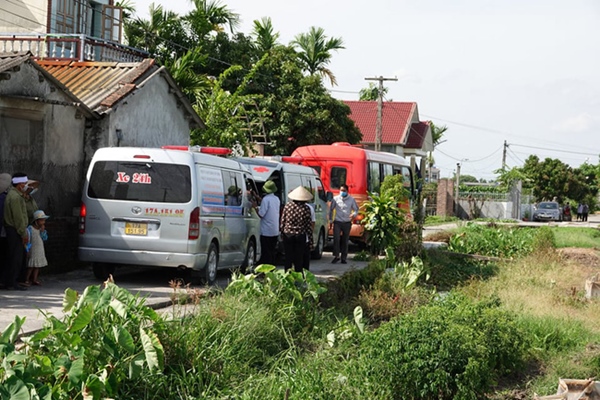 Thảm án chồng giết vợ và bố mẹ vợ ở Thái Bình: Người thân khóc ngất bên đám tang vội vã của 3 nạn nhân-2