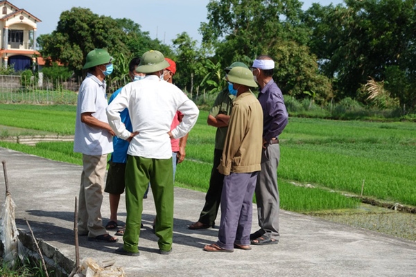 Thảm án chồng giết vợ và bố mẹ vợ ở Thái Bình: Người thân khóc ngất bên đám tang vội vã của 3 nạn nhân-3