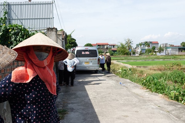 Thảm án chồng giết vợ và bố mẹ vợ ở Thái Bình: Người thân khóc ngất bên đám tang vội vã của 3 nạn nhân-4