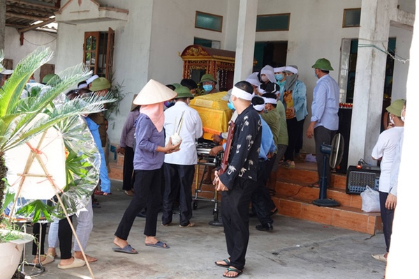 Thảm án chồng giết vợ và bố mẹ vợ ở Thái Bình: Người thân khóc ngất bên đám tang vội vã của 3 nạn nhân-5