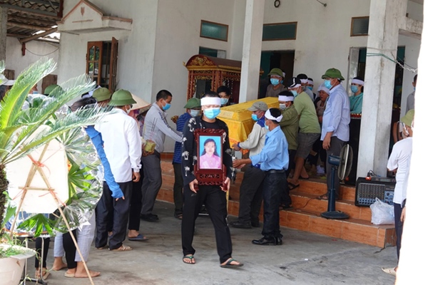 Thảm án chồng giết vợ và bố mẹ vợ ở Thái Bình: Người thân khóc ngất bên đám tang vội vã của 3 nạn nhân-6