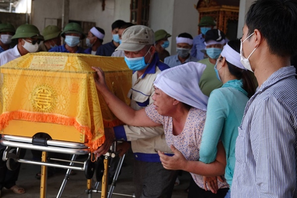 Thảm án chồng giết vợ và bố mẹ vợ ở Thái Bình: Người thân khóc ngất bên đám tang vội vã của 3 nạn nhân-7