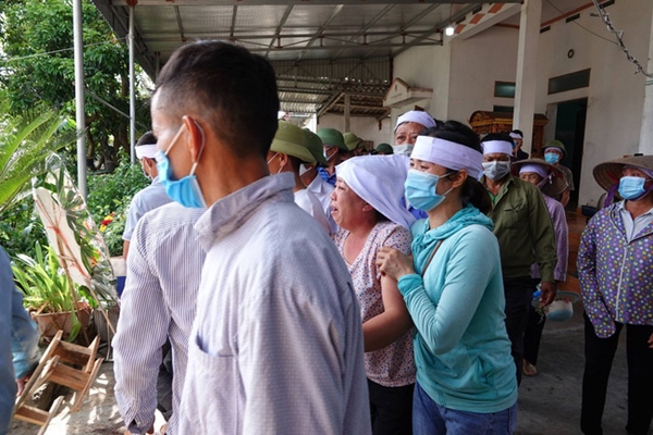 Thảm án chồng giết vợ và bố mẹ vợ ở Thái Bình: Người thân khóc ngất bên đám tang vội vã của 3 nạn nhân-8
