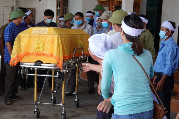 Thảm án chồng giết vợ và bố mẹ vợ ở Thái Bình: Người thân khóc ngất bên đám tang vội vã của 3 nạn nhân-9