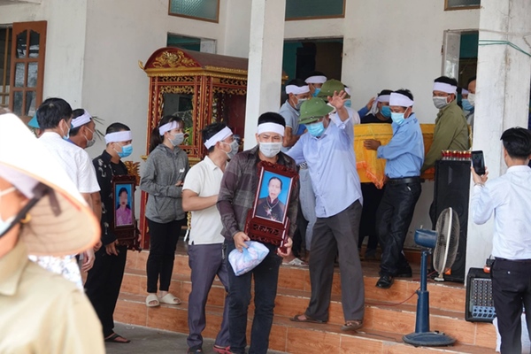 Thảm án chồng giết vợ và bố mẹ vợ ở Thái Bình: Người thân khóc ngất bên đám tang vội vã của 3 nạn nhân-10