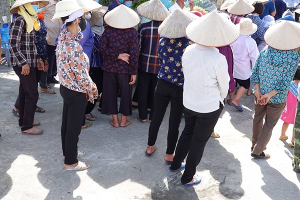 Thảm án chồng giết vợ và bố mẹ vợ ở Thái Bình: Người thân khóc ngất bên đám tang vội vã của 3 nạn nhân-11